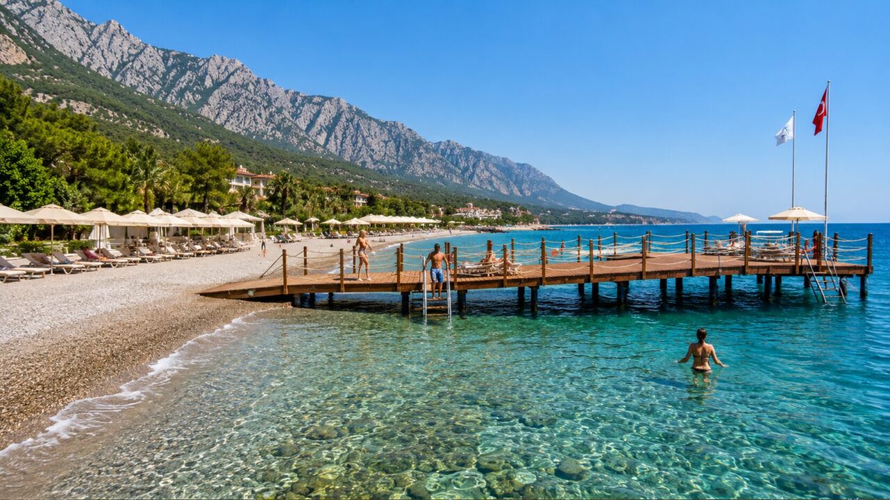 Дерев'яний пірс Akka Antedon і комфортний пляж з прозорою водою в Кемері