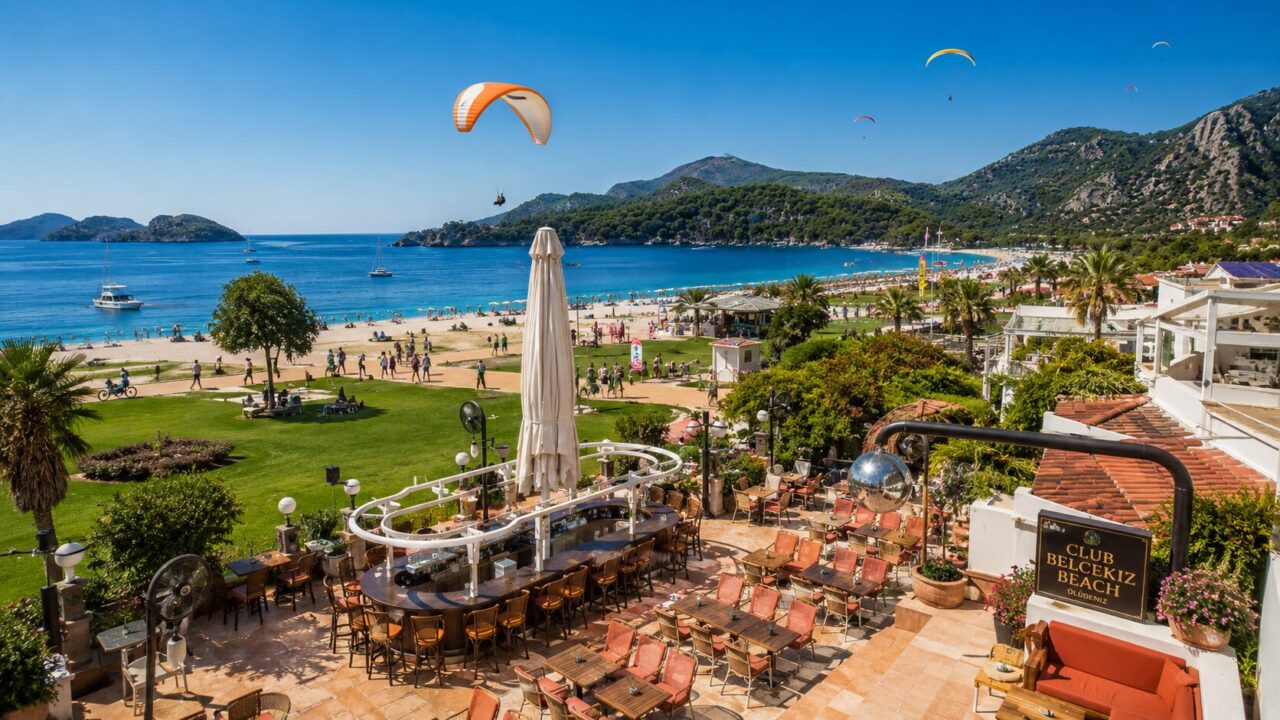 Терраса Club Belcekiz Beach с видом на пляж Олюдениза и море