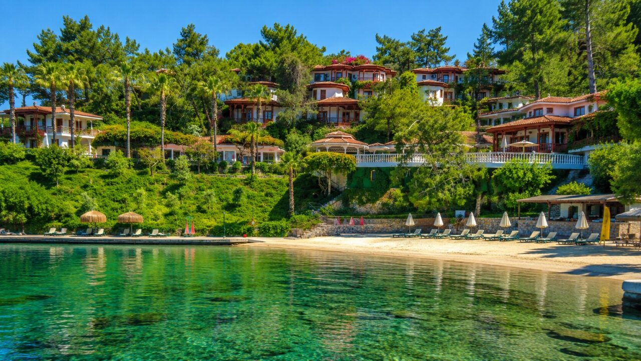 Виллы Club & Hotel Letoonia среди сосен у моря