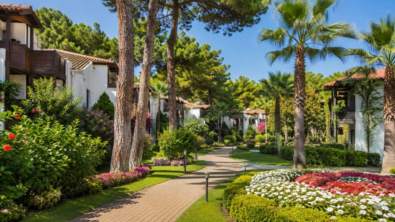 Сосны, пальмы и цветущие сады на территории Club Tuana Fethiye