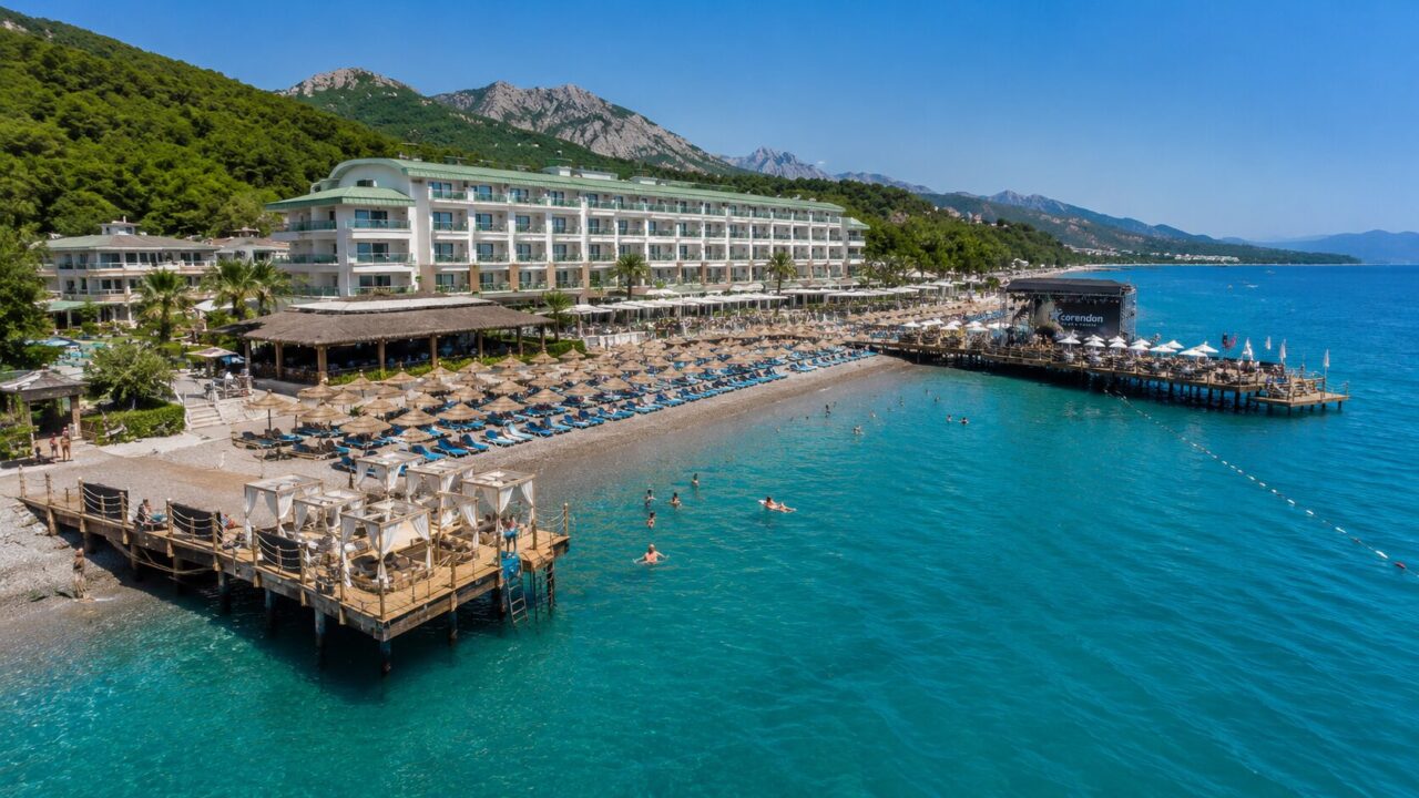 Вид на Corendon Playa Kemer, пляж і пірс з боку моря