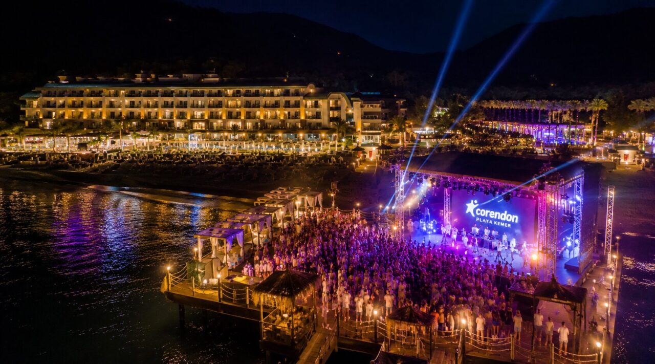 Концерт і шоу-програма на пірсі Corendon Playa Kemer біля моря