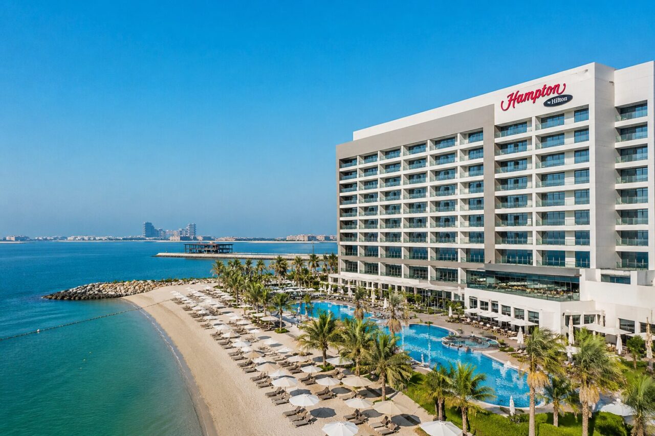 Готель Hampton by Hilton Marjan Island з басейнами, пальмами та приватним пляжем