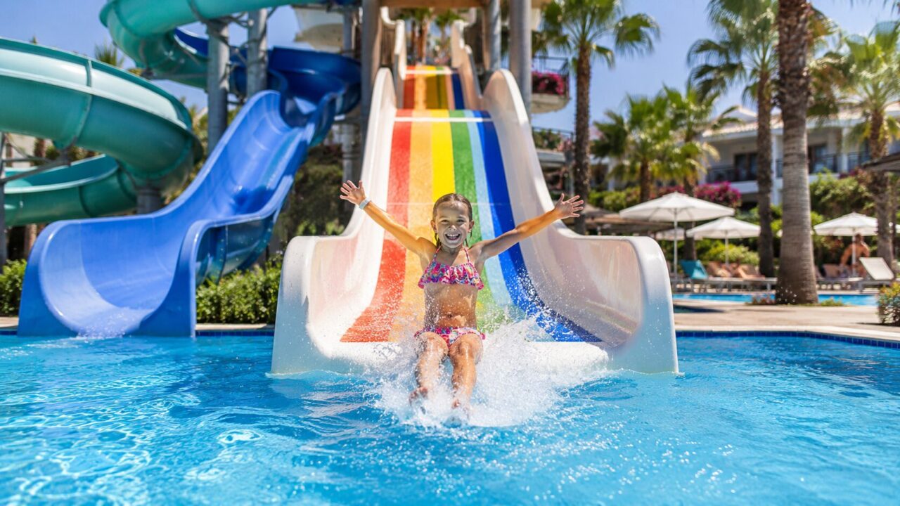 Ребёнок катается на водной горке в Jiva Beach Resort