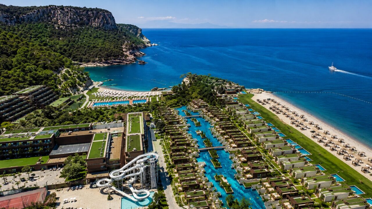 Панорамний вид на бухту Maxx Royal Kemer Resort з віллами, пляжем, лагунами та Середземним морем