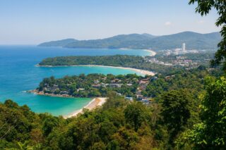 Панорамный вид на пляжи Ката, Карон и Патонг на острове Пхукет, лазурное море, отели и зелень с высоты