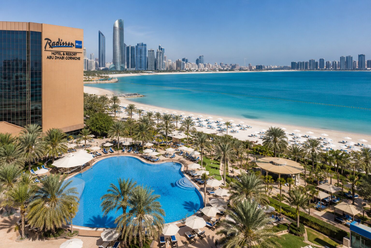 Вид на Radisson Blu Hotel & Resort Abu Dhabi Corniche з басейном, пляжем і панорамою Абу-Дабі