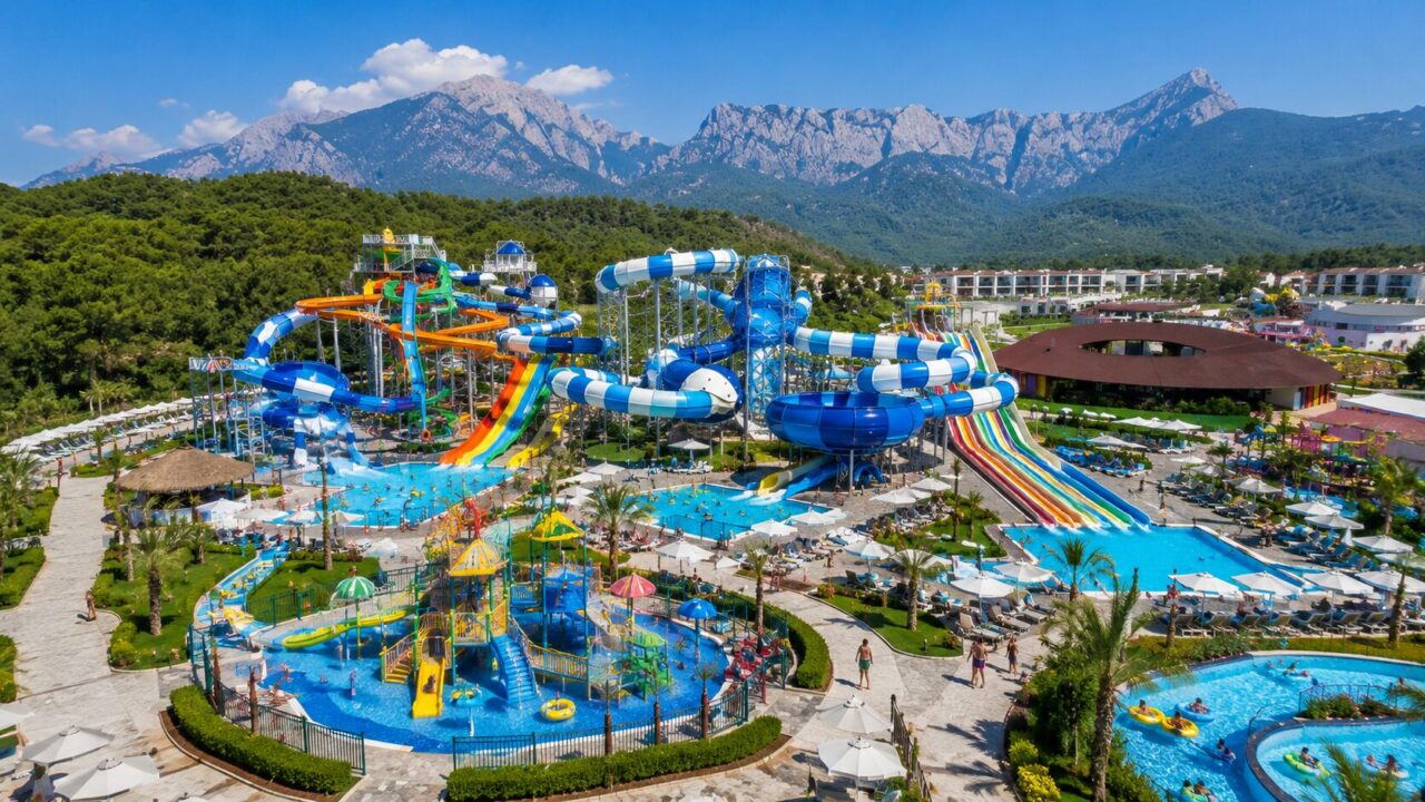 Великий аквапарк Rixos Premium Tekirova з водними гірками на фоні соснових пагорбів