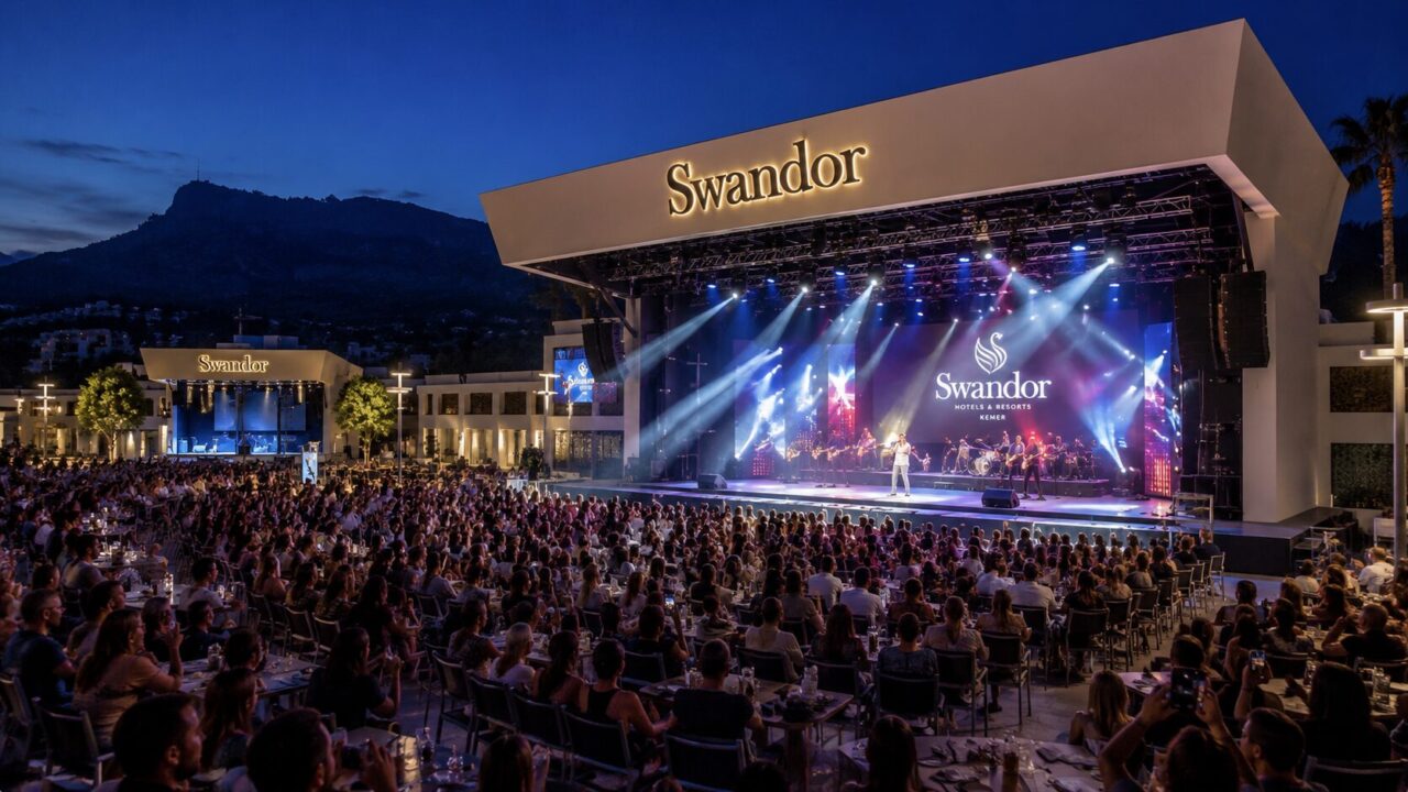 Велика концертна сцена та вечірнє шоу у Swandor Hotels & Resorts Kemer