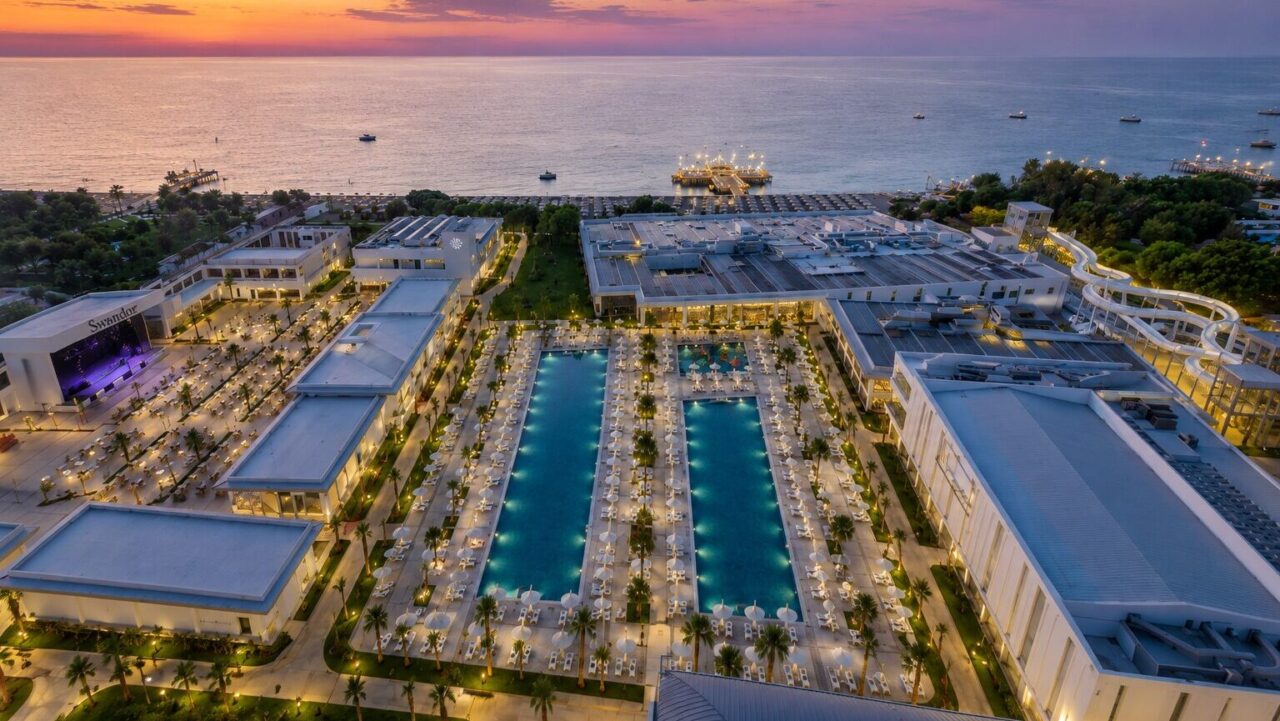 Сучасний курортний простір Swandor Hotels & Resorts Kemer біля моря